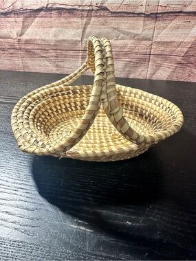Gullah artisans Sweetgrass shallow handled basket Charleston, South Carolina 6x9